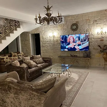 Aurelia Villa